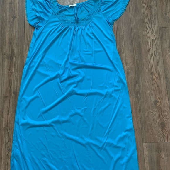 Miss Elaine night Gown - Picture 6 of 7